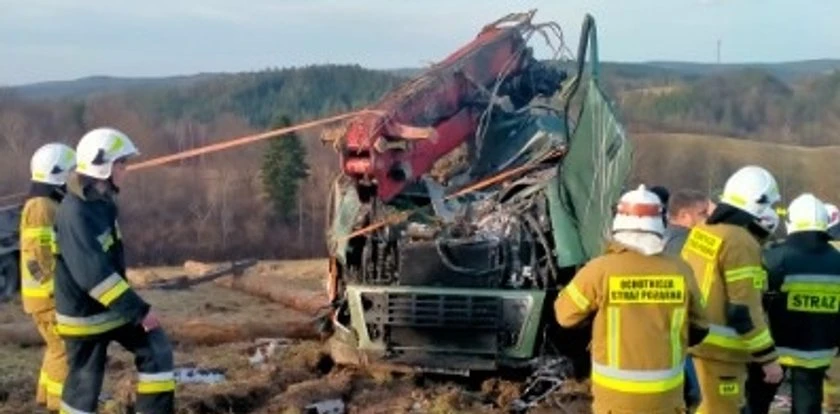 Dramat na podkarpackiej serpentynie. Ciężarówka runęła w przepaść!
