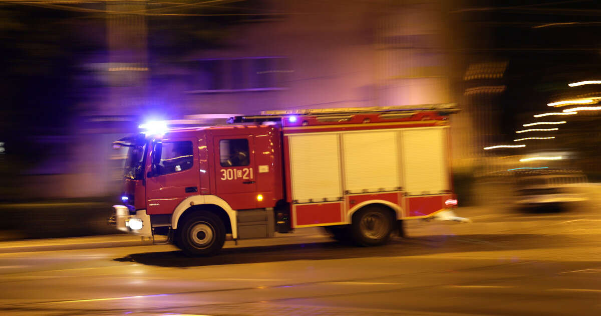 Pali się zakład przetwarzania odpadów. Wiele zastępów straży w akcji