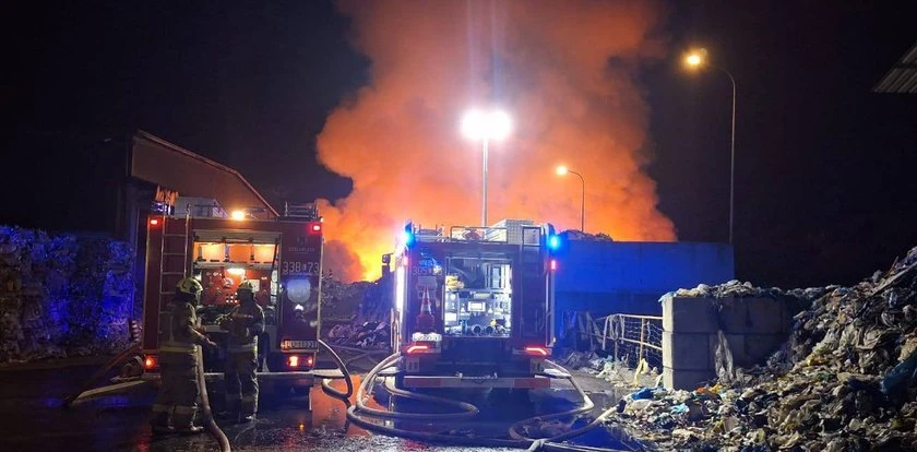 Potężny pożar śmieci w Bełżycach. Na miejscu wciąż kilkudziesięciu strażaków