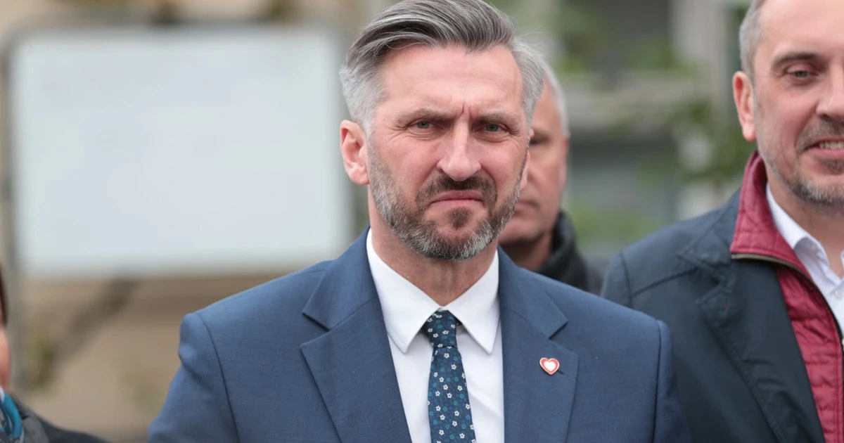 Wiceminister został zawieszony przez Tuska. Teraz tłumaczy, co robił w trakcie głosowania. Zaskakująca sytuacja