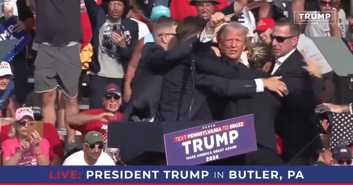 Donald Trump ewakuowany z wiecu. Wykonał znaczący gest