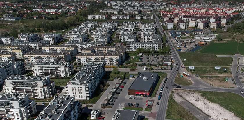 Ogłoszenie na klatce w warszawskim bloku wywołało oburzenie. 