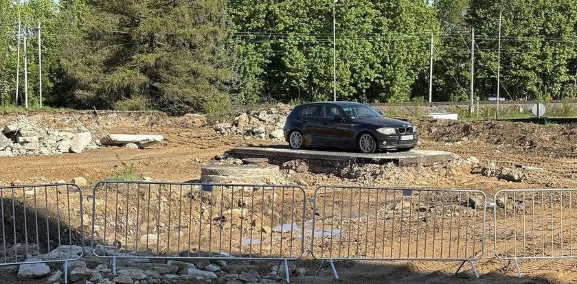 Porzucone BMW na środku placu budowy. Absurd w Łodzi