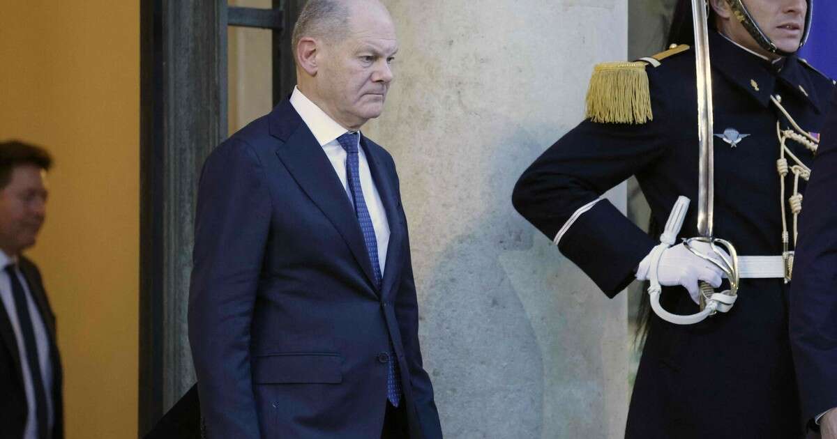 Olaf Scholz opuścił nieformalny szczyt w Paryżu przed czasem. 