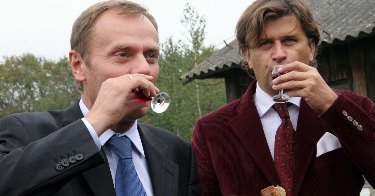 Tak Donald Tusk i Janusz Palikot walczyli o głosy. Zdjęcie z nalewką przeszło do historii