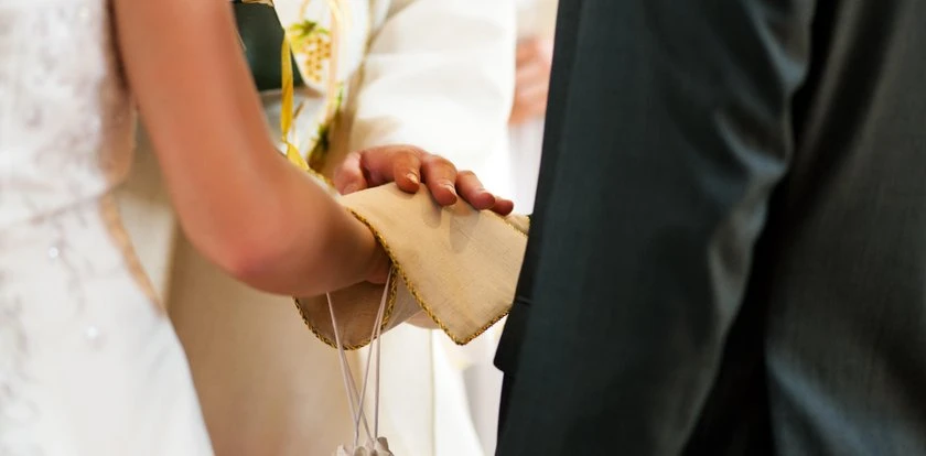 Zapłaciła ponad 2 tys. zł za ślub. Ksiądz rzucił jej pieniędzmi w twarz