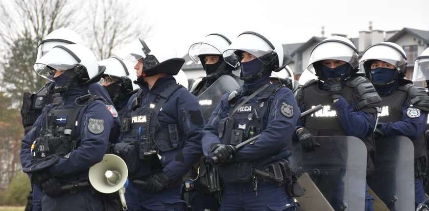 Kibice przełamali ogrodzenie i wtargnęli na murawę. Interweniowała policja