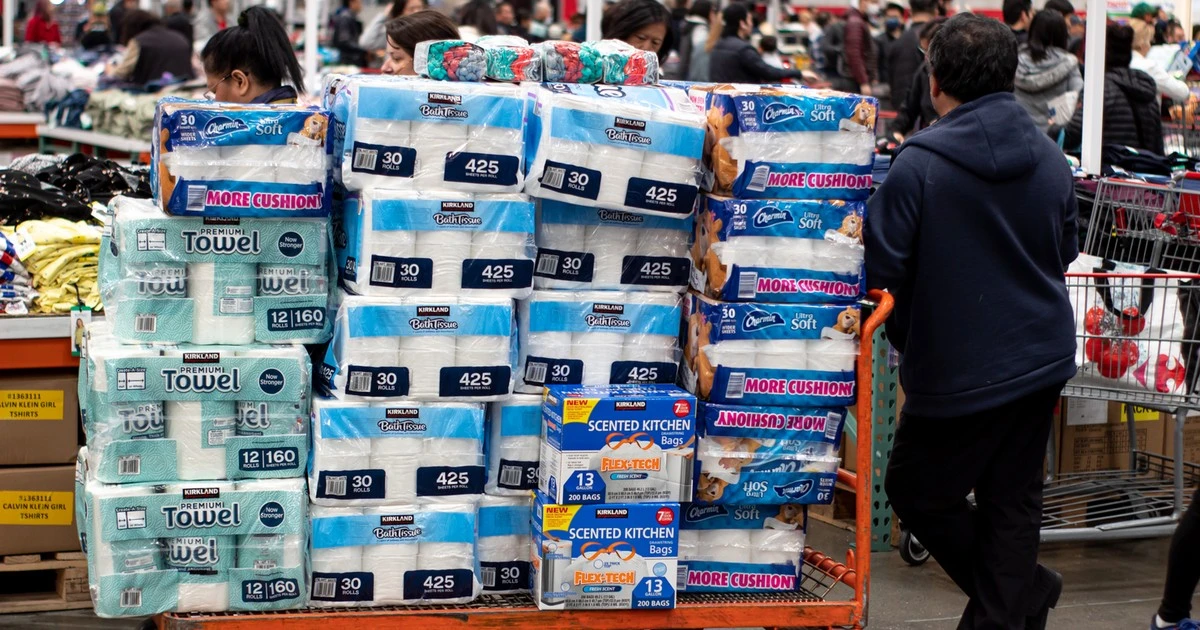 Zmęczeni inflacją Amerykanie ustawiają się w kolejce po papier toaletowy i tanie Bordeaux