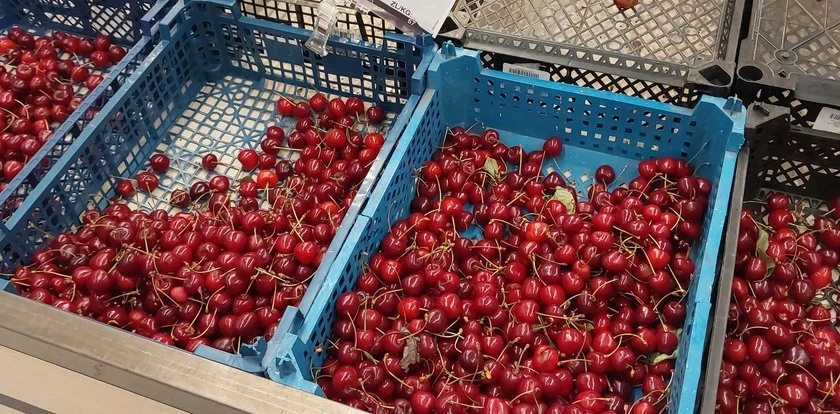 Poszła po czereśnie do sklepu. Przy skrzynkach osobliwy widok