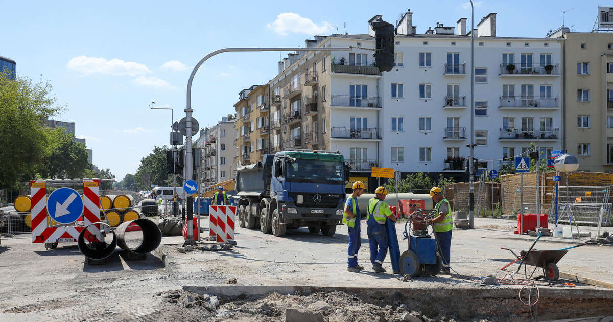 Groźny wypadek przy budowie tramwaju do Wilanowa. Klosz latarni spadł na przechodnia