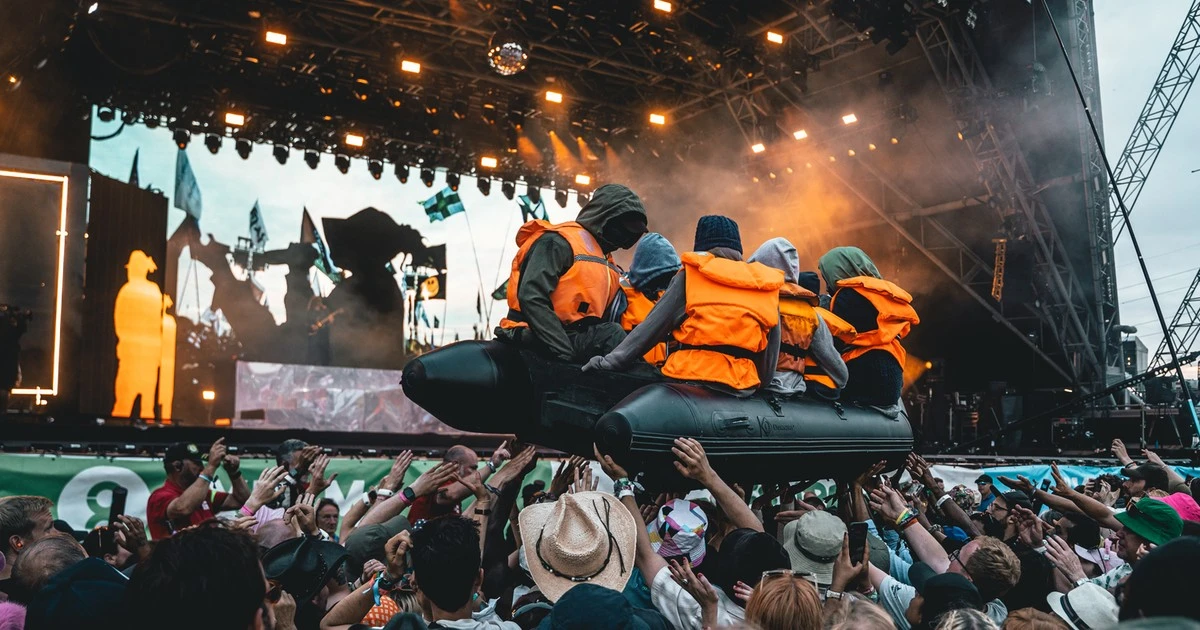 Ponton z migrantami na Glastonbury. Niespodziewany występ Banksy’ego