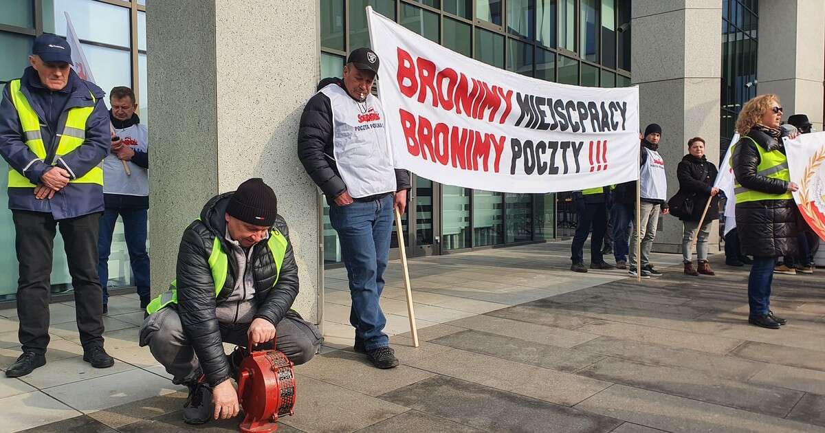 Pracownicy protestują przed siedzibą Poczty Polskiej. A w środku trwa okupacja