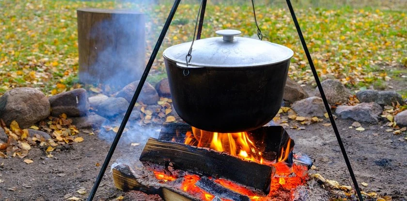 Przygotuj gulasz węgierski na świeżym powietrzu. Zobacz te kociołki