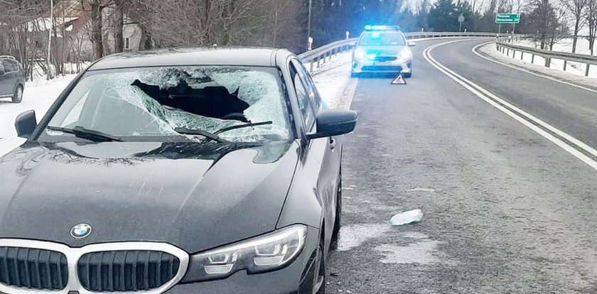 To cud, że ten kierowca to przeżył. Bryła lodu spadła na bmw