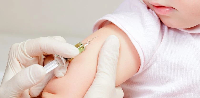 Obecna szczepionka nie chroni już dzieci? Lekarze alarmują: 