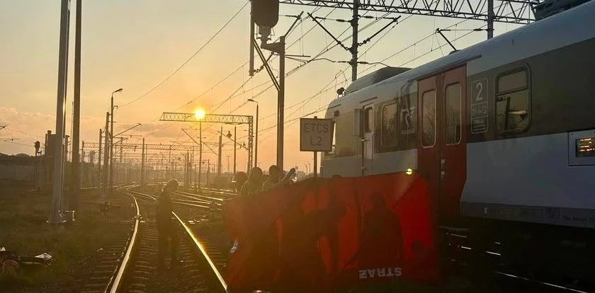 Leżał pod pociągiem. Strażacy walczyli o niego kilkadziesiąt minut