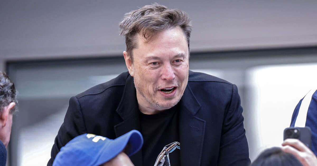 Elon Musk pospieszył z pomocą Donaldowi Trumpowi. 