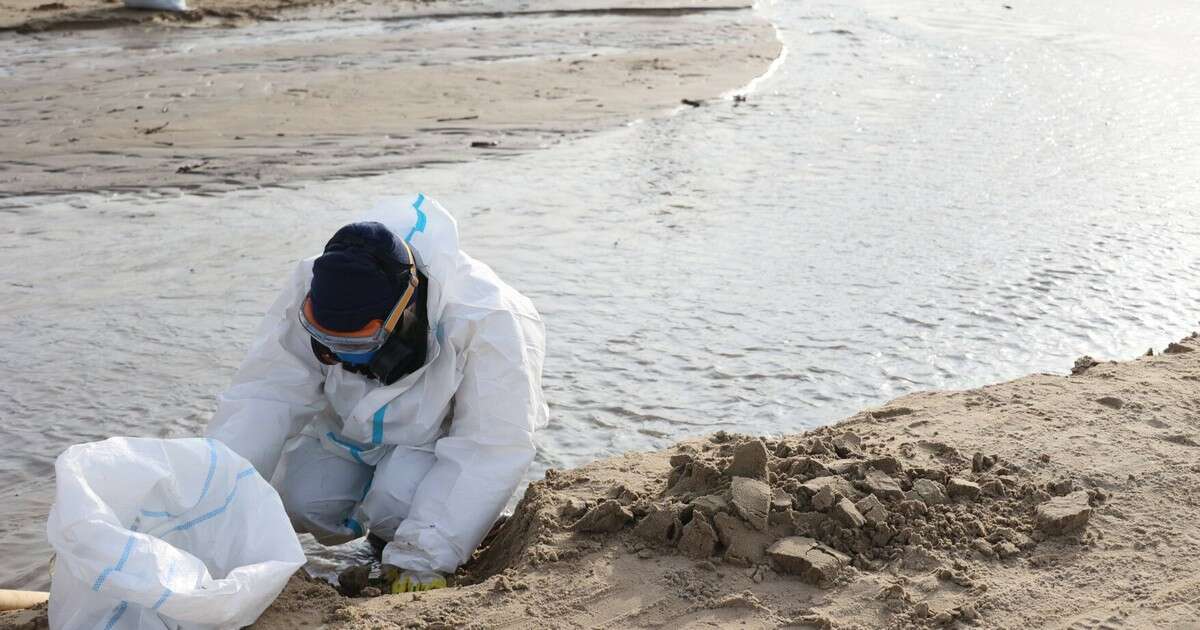 Katastrofa ekologiczna nad Morzem Czarnym trwa. Oczyszczone plaże znów są zanieczyszczone