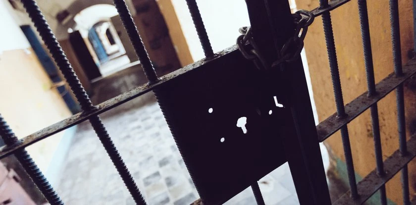 Horror w Ożarowie. Przyszedł do byłej firmy i zaatakował nożem pracownika