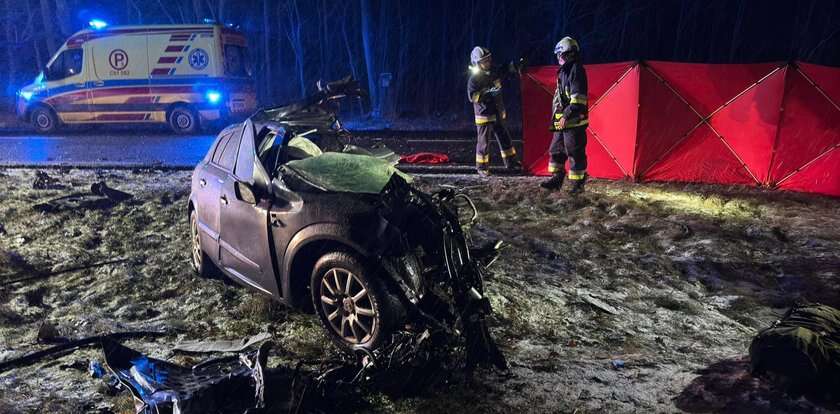 Makabryczny wypadek w Przyłubiu. Opla rozerwało na pół. Zdjęcia dosłownie mrożą krew