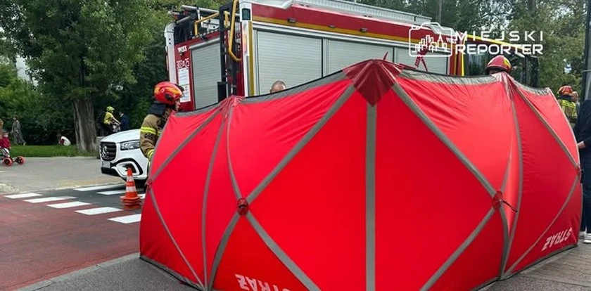 Przerażający wypadek w Warszawie. 15-letni rowerzysta nabił się na kierownicę