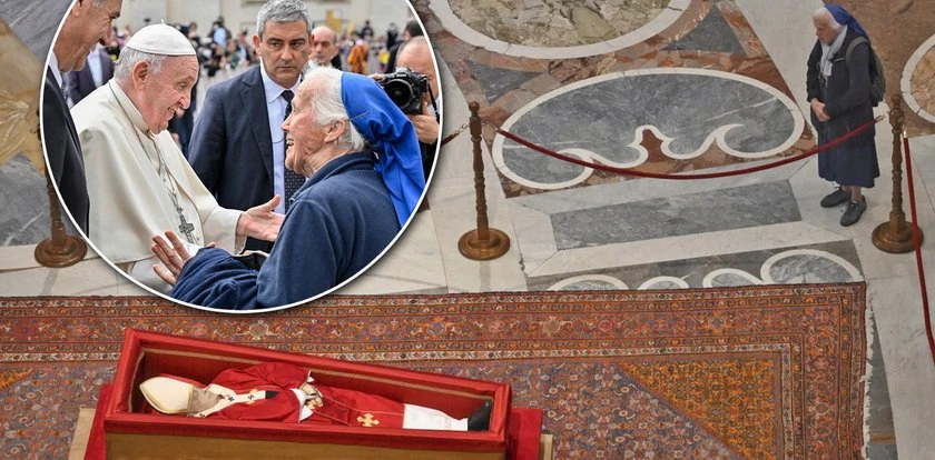 Zakonnica złamała protokół podczas pożegnania papieża. Jest na ustach całego świata