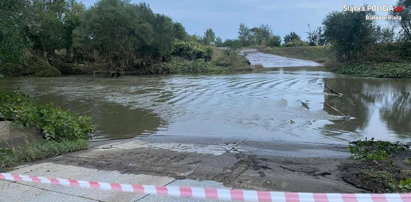 Zdążył zadzwonić po pomoc. Kontakt się urwał. Pojazd zniknął w toni wezbranej wody