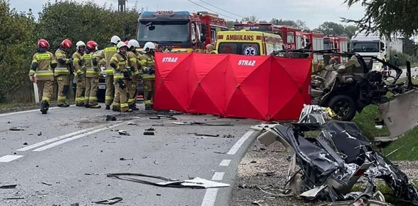 Samochód rozpadł się na dwie części. Dramatyczny wypadek pod Grójcem. Są ofiary