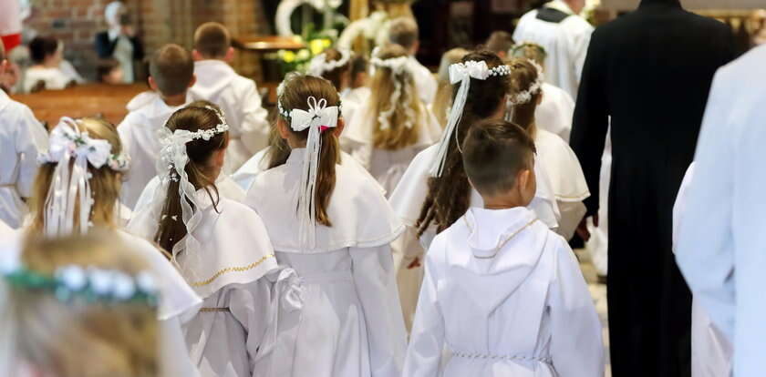 Paznokcie i fryzjer, potem komunia. A rodzice płacą