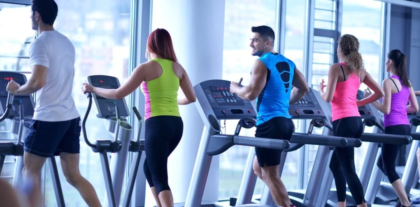 Zapobiegaj utracie mięśni po czterdziestce. Eksperci fitness wyjaśniają, jak to zrobić: dwie sprawdzone zasady