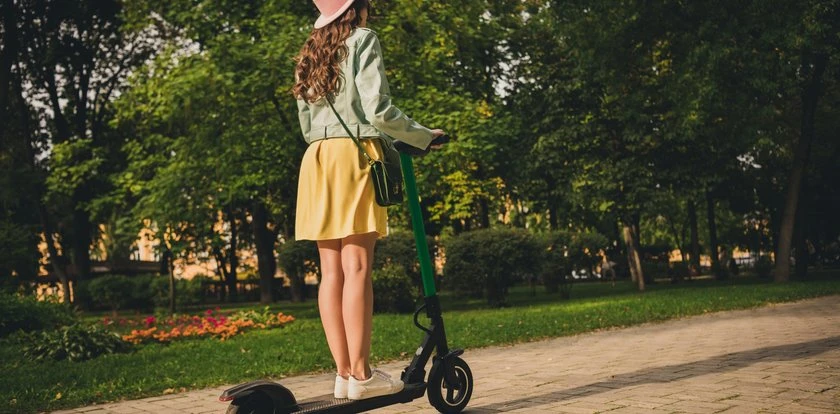 Hulajnogi elektryczne z ekonomiczną baterią. Podróż do 60 kilometrów