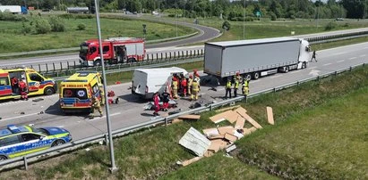 Wypadek na S8 pod Warszawą. Pasażer busa zginął mimo reanimacji. Droga zablokowana