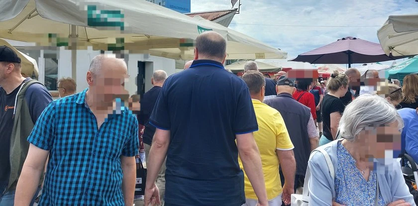 Na ryneczku walka o truskawki. 