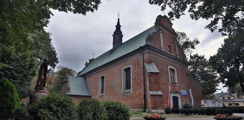 Ile prawdy jest w plotkach o przebiegu balangi u ks. Grzegorza? Są wyniki sekcji zwłok odkrytych na plebanii w Drobinie