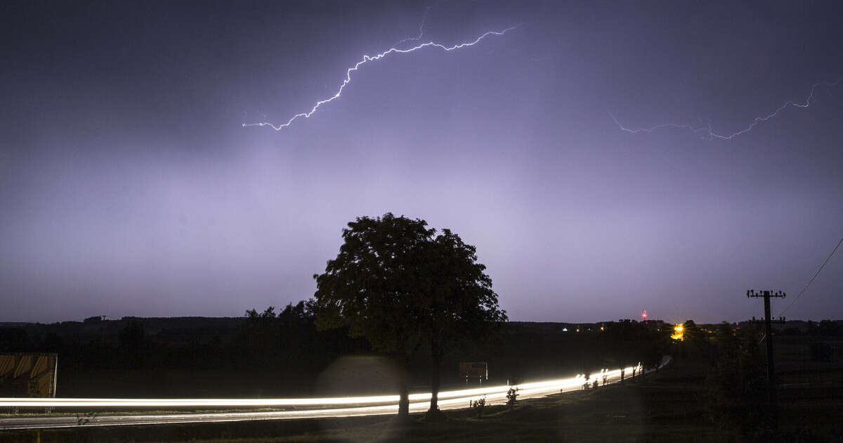 Alert synoptyków. W nocy możliwe ulewy i burze [RELACJA NA ŻYWO]