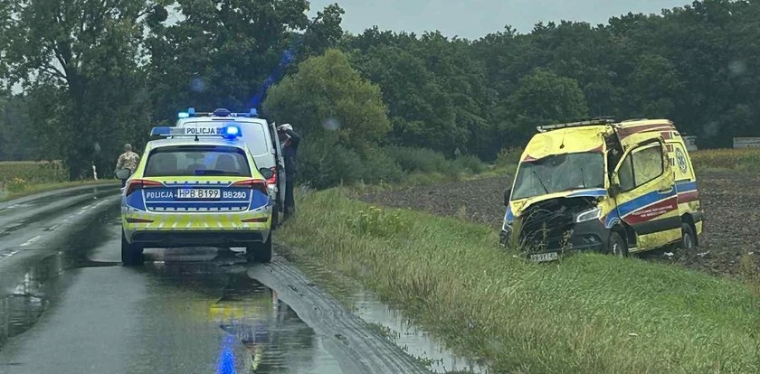 Roztrzaskana karetka w polu. Dramat pod Oławą