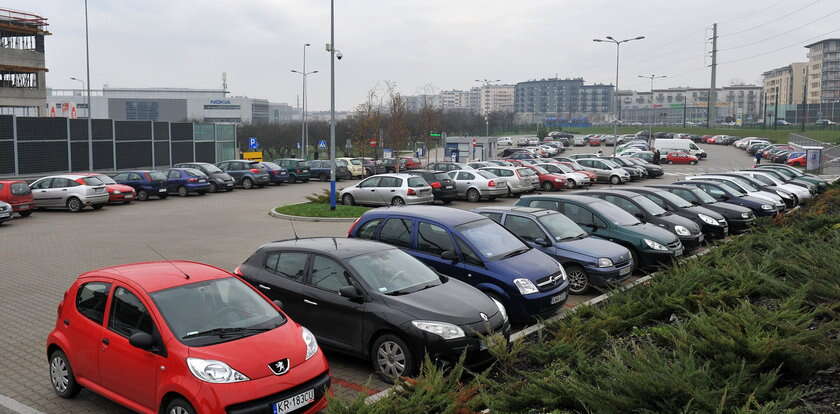 Oto nowy sposób złodziei. Jeśli to zobaczysz, pod żadnym pozorem nie wysiadaj z auta!