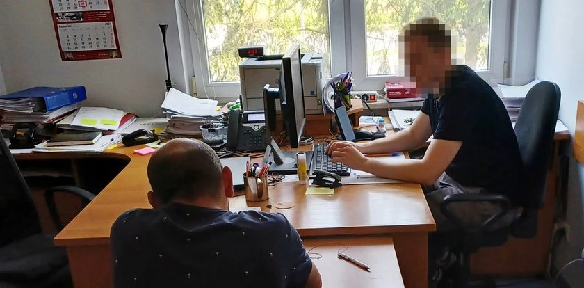 Chwile grozy na warszawskim osiedlu. Dwóch mężczyzn brutalnie zaatakowało dostawcę jedzenia