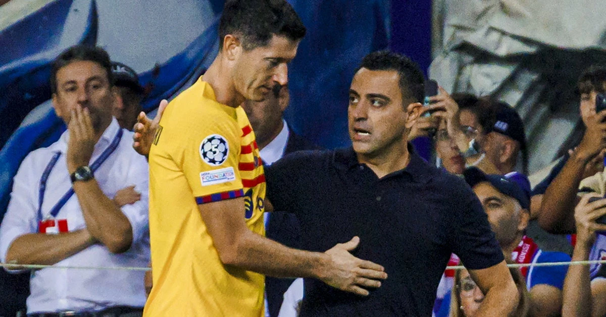 Xavi nieopatrznie wywołał burzę. Otoczenie Roberta Lewandowskiego odpowiada
