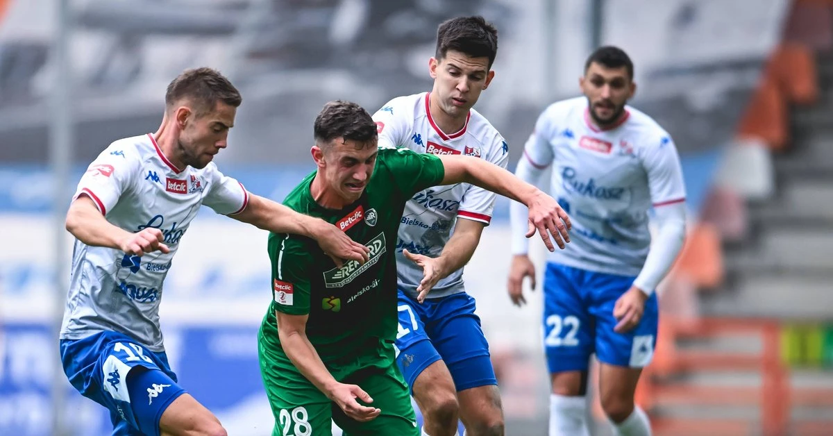 Wyjątkowe derby w II lidze. Starcie dwóch piłkarskich światów
