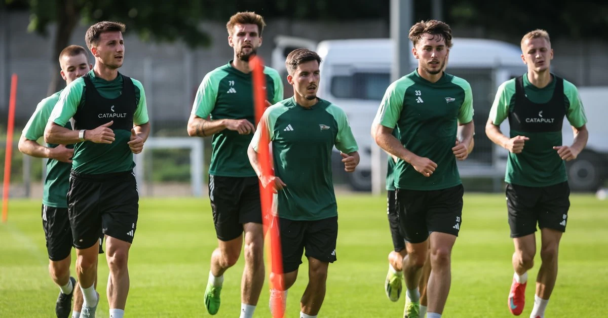 Lechia rozpoczęła przygotowania. Bez trenera i z obostrzeniami transferowymi