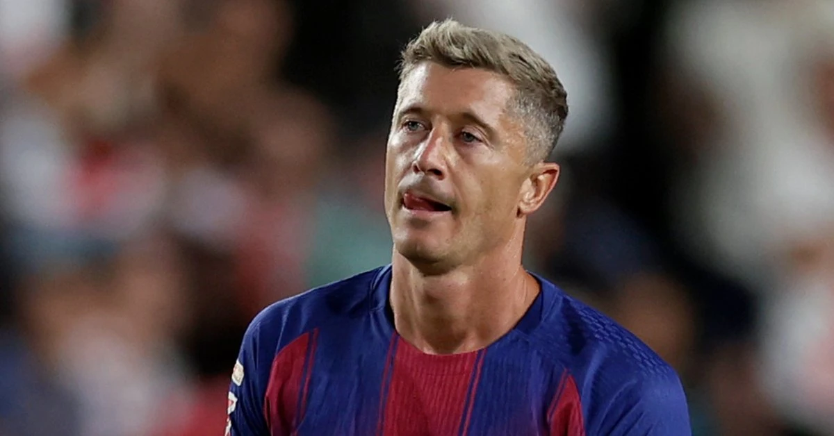 Kolejny kabaret w meczu Barcelony. Robertowi Lewandowskiemu nie jest do śmiechu