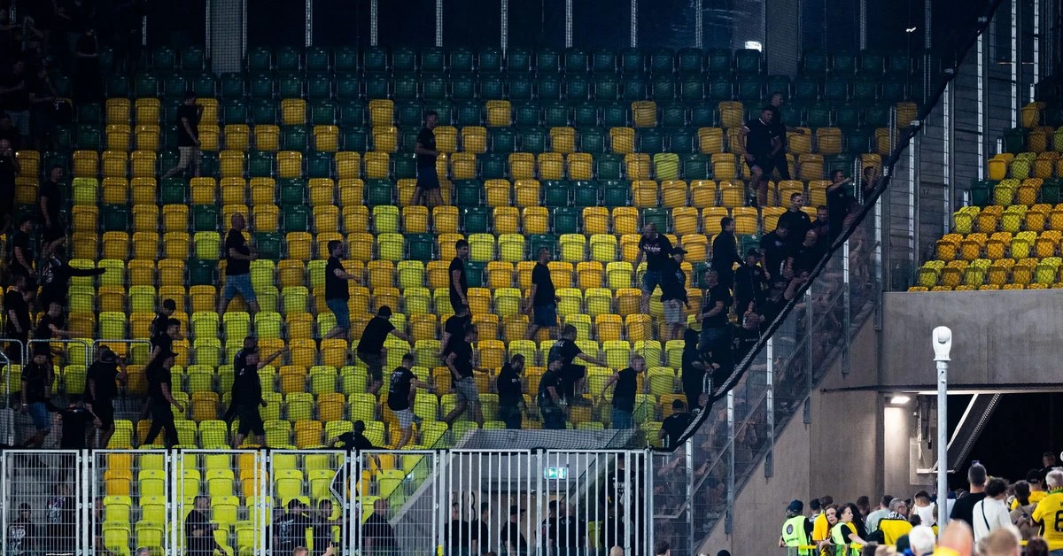 Kibice uciekali z trybuny, mecz Ekstraklasy przerwany. Jest reakcja klubu