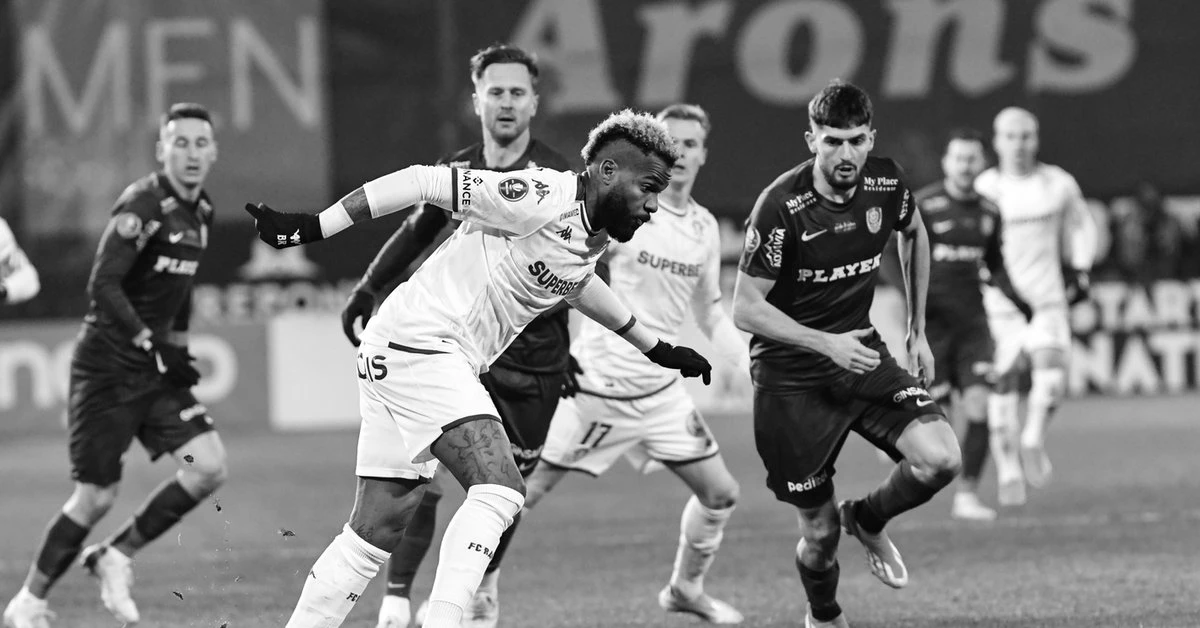 Nie żyje Aaron Boupendza. Znany piłkarz miał zaledwie 28 lat