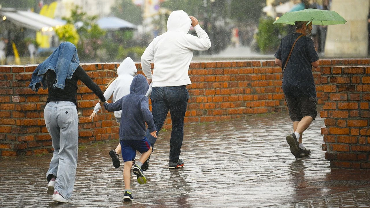 Burze nie odpuszczą w poniedziałek. Ostrzeżenie przed gradem