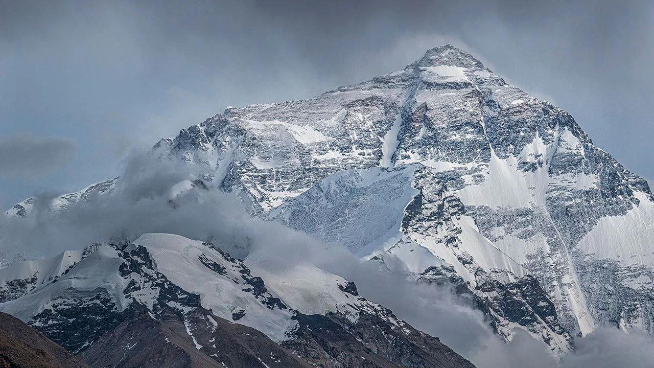 Groźna burza śnieżna w Himalajach. 350 osób ewakuowanych spod Everestu