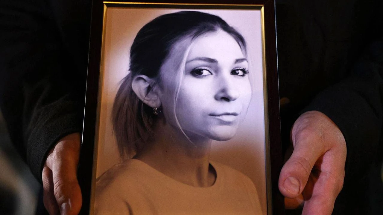 Bestialskie tortury Rosjan. Zmasakrowane ciało dziennikarki oddane Ukrainie