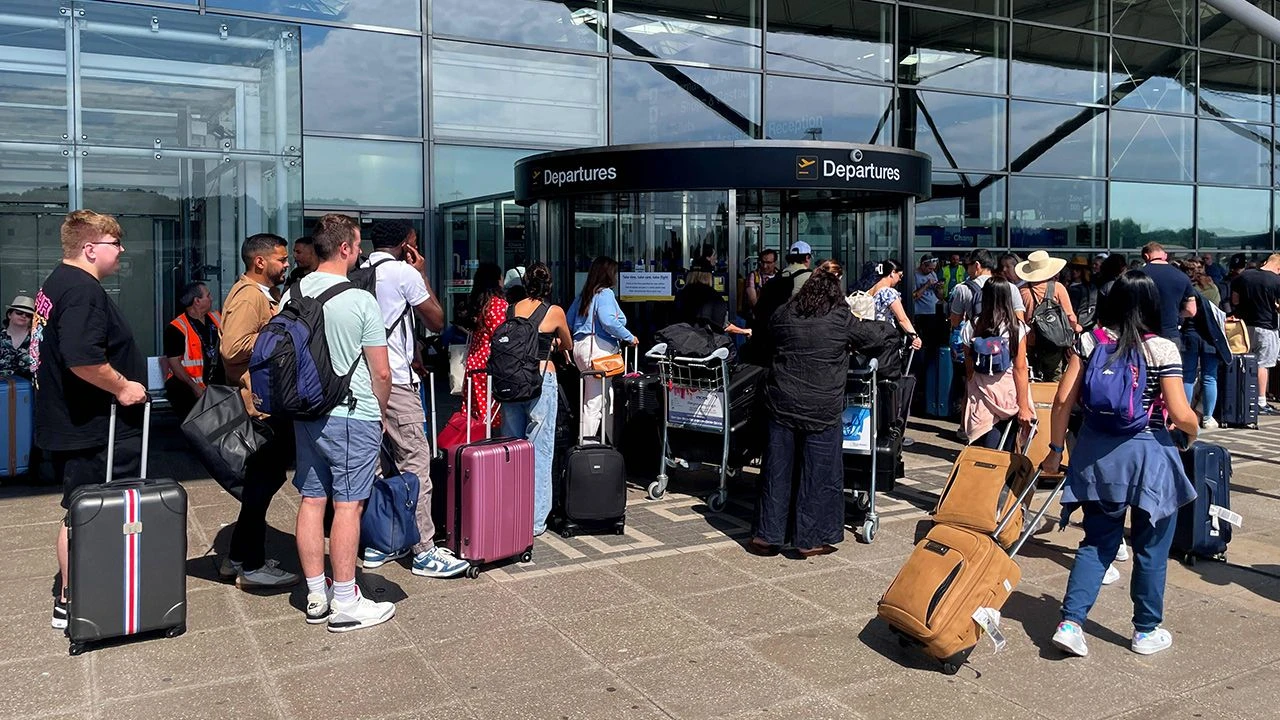 Paraliż na londyńskim lotnisku Stansted. Wiele lotów opóźnionych