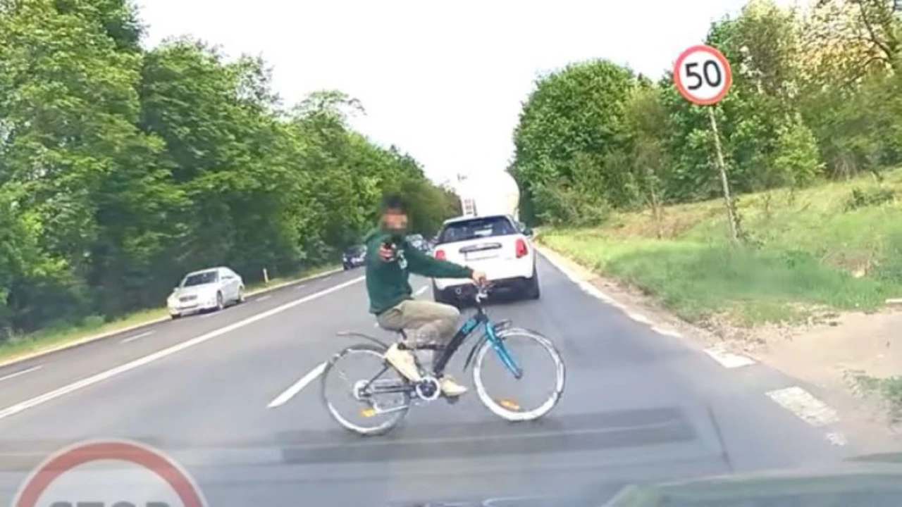 Rowerzysta celował z „broni” do kierowcy. Jest apel policji