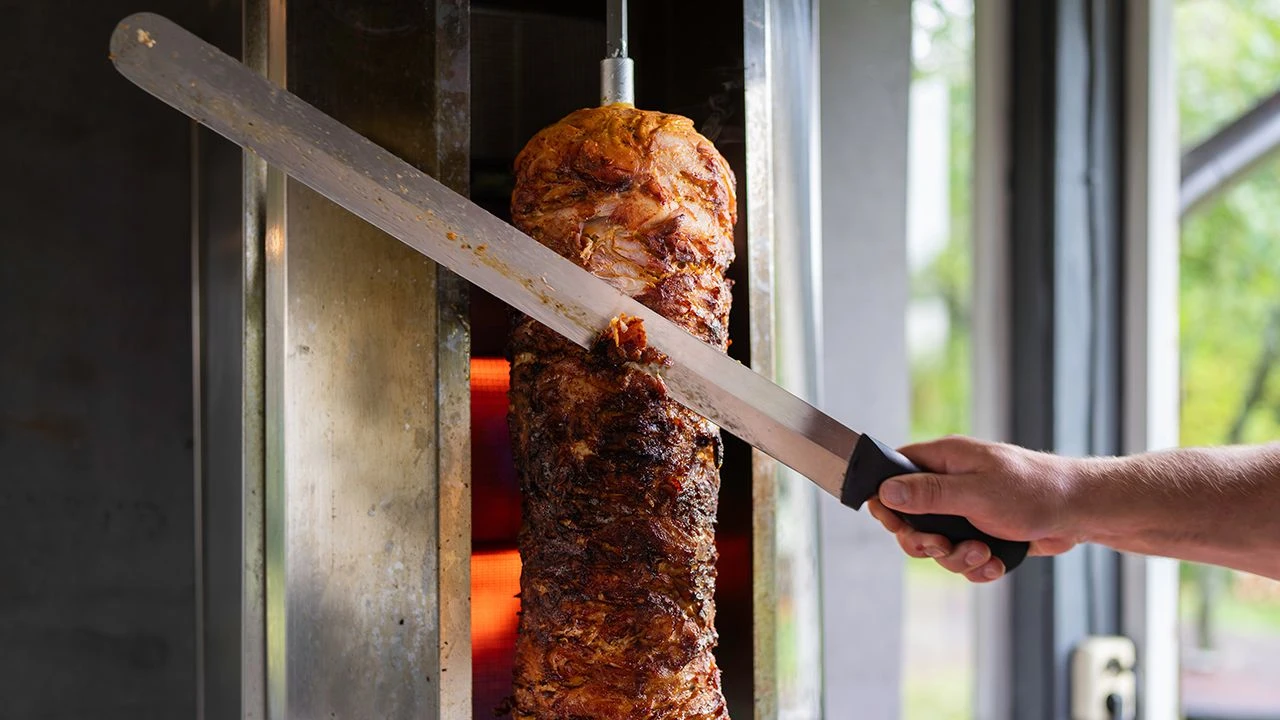 Mrożony kebab z bakteriami. Unijny alert po kontroli w Polsce